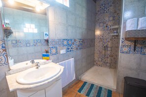 Shower, hair dryer, towels - Cubo's Villa Sonia. Garden, pool, wifi, BBQ, air conditioning. (Alhaurín el Grande)