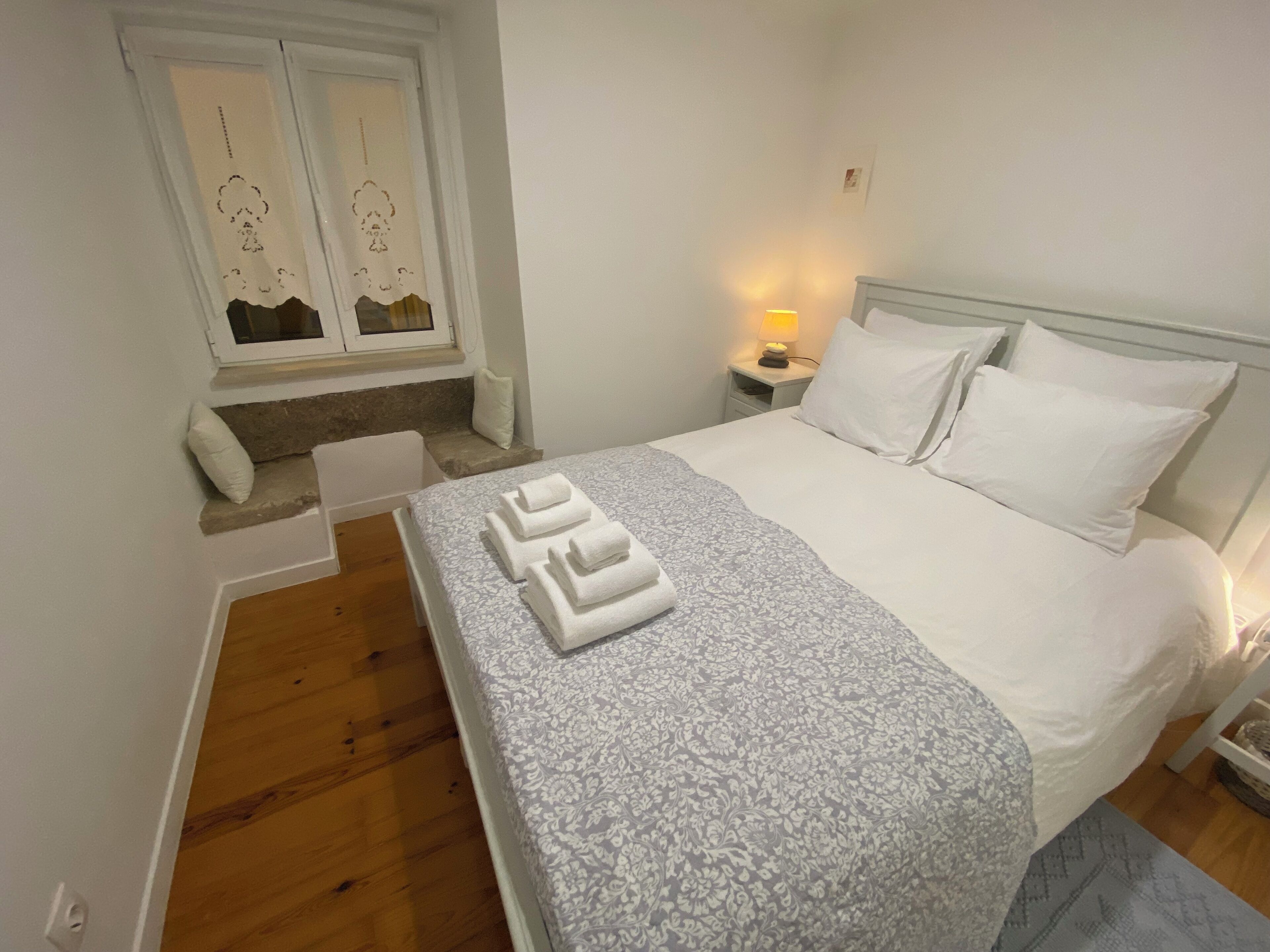 1 habitación, tabla de planchar con plancha, wifi gratis y ropa de cama 
