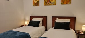 2 室のベッドルーム、セーフティボックス (室内)、アイロン / アイロン台、旅行用ベビーベッ ド