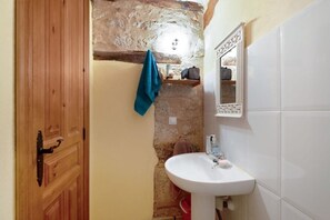Combined shower/bathtub, hair dryer, bidet, towels - Rural house in Llano de Bureba (Llano de bureba)