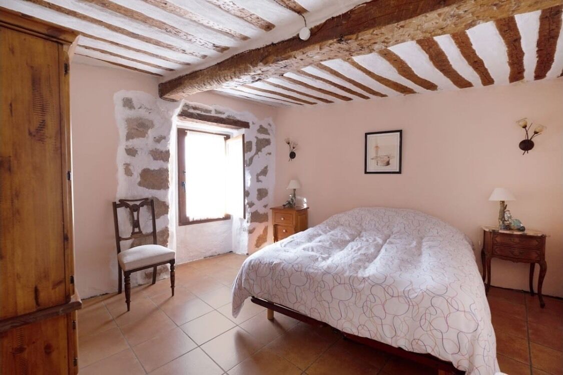 5 slaapkamers, een strijkplank/strijkijzer, wifi, beddengoed