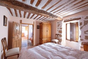 5 slaapkamers, een strijkplank/strijkijzer, wifi, beddengoed