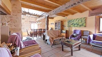 Een televisie, een open haard en een dvd-speler