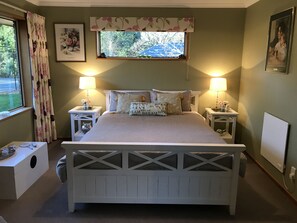 Superior Room, 1 Queen Bed, Tennis Court View | Free WiFi, bed sheets