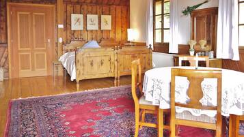 3 habitaciones, tabla de planchar con plancha y cuna de viaje