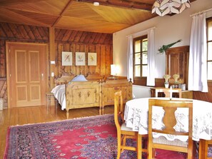 3 habitaciones, tabla de planchar con plancha y cuna de viaje