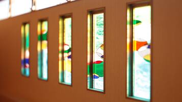 Una hilera de ventanas con vidrieras de colores.