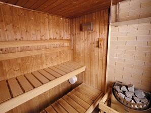 A sauna with wooden benches and a brick wall. - Green Hotel Yes Nagahama Minatokan (Nagahama)
