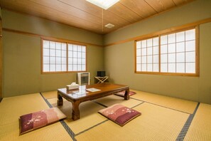 Chambre Tradition, non-fumeur, salle de bains commune (No meal)