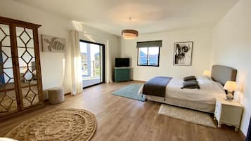 4 bedrooms, iron/ironing board, free WiFi, bed sheets
