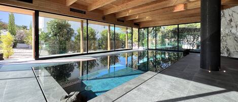 Een binnenzwembad, een verwarmd zwembad