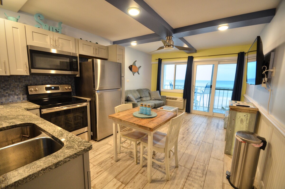 Gulf Front! Pool! Walk To Pier Park & Top Golf! Dog friendly! Beach loungers!