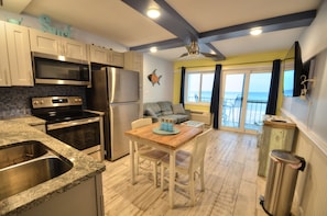 ثلاجة، ميكروويف، فرن، موقد طهي مسطح