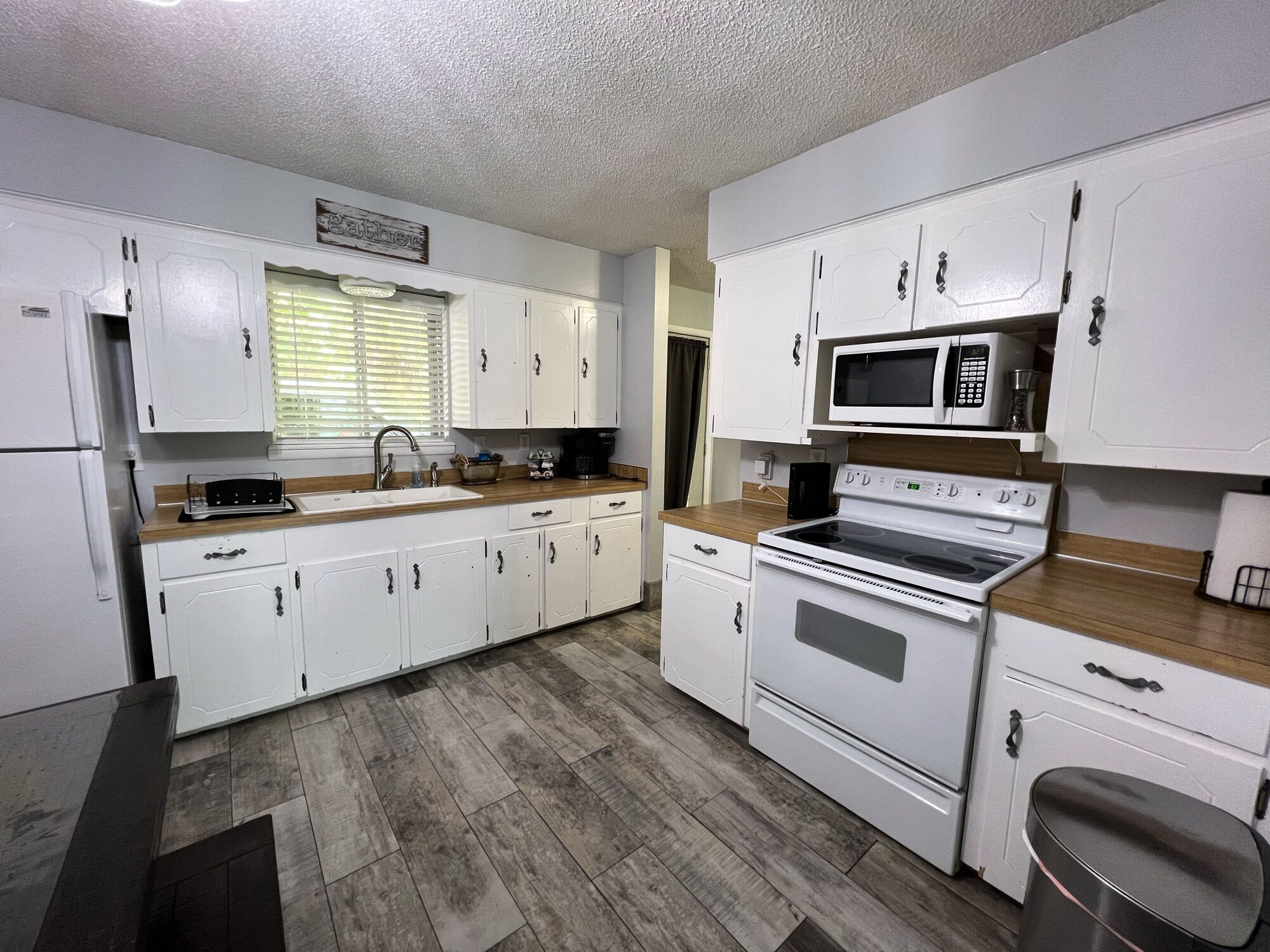 Cozy Lake Front family friendly Chalet with fire pit and use of kayaks/canoe!
