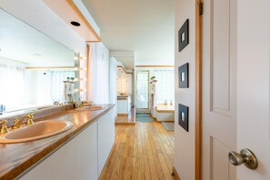 Kylpyamme, poreamme, hiustenkuivaaja, bidee