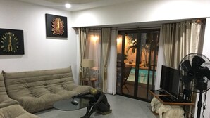 5-Bedroom Villa with Private Pool | Living room | Flat-screen TV - Tres Belle Maison Piscine Privée (Pattaya)