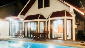 5-Bedroom Villa with Private Pool | Terrace/patio - Tres Belle Maison Piscine Privée (Pattaya)