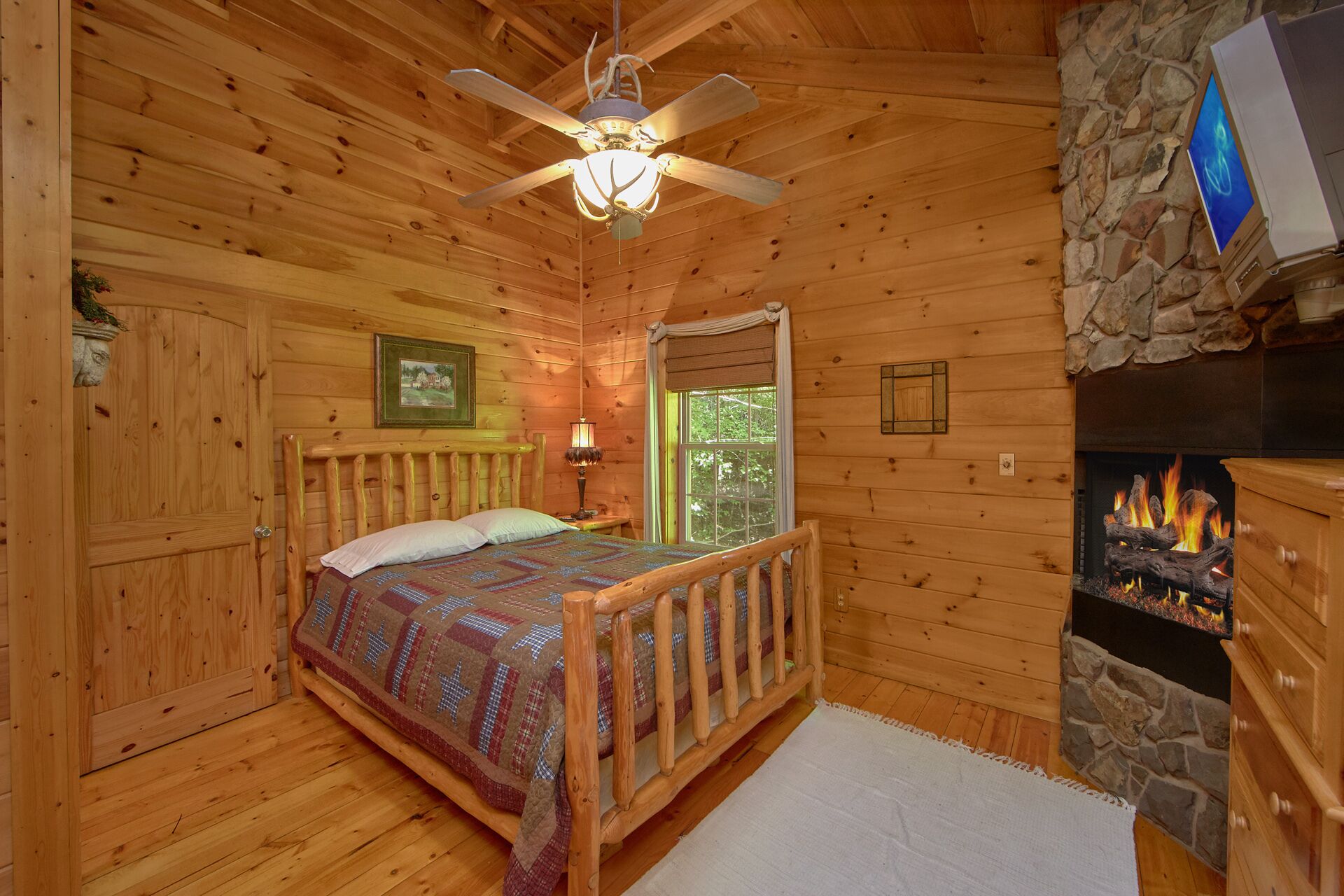 Hidden Pond Hideaway. Hot Tub,Private Mtn Cabin