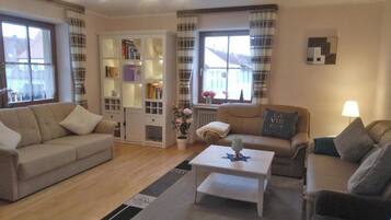 Flachbildfernseher, Kinderspielzeug, Bücher, Stereoanlage