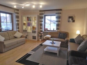 Televisión de pantalla plana, juguetes, libros y estéreo 