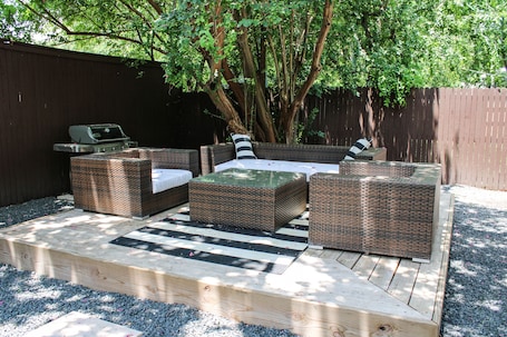 Terrasse/Patio. NEU! Haus mit privatem (nicht geteiltem) Pool; Zu Fuß zum Zoo und Museen, in der Nähe der Innenstadt