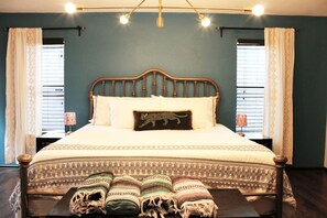 1 bedroom, iron/ironing board, free WiFi, bed sheets - House w/Private Heated Pool; walk to zoo & museums close to downtown (San Antonio)