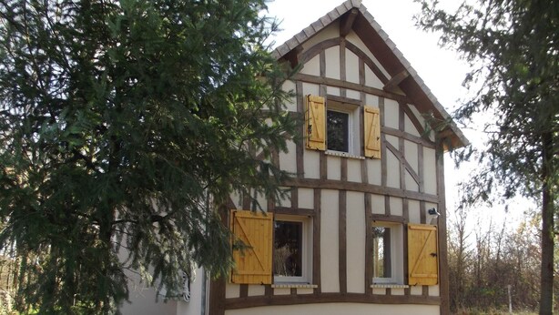 A traditional half-timbered house with a sloped roof, wooden shutters, and a gravel driveway. - La Haute Bédinière, B&B near Chambord (Crouy-Sur-Cosson)