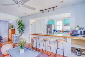 Kylskåp, mikrovågsugn, ugn och spishäll