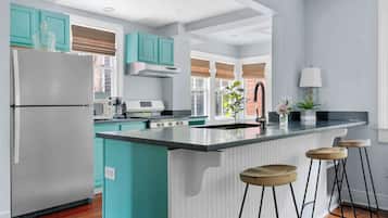 Kjøleskap, mikrobølgeovn, ovn og kokeplater