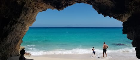 在海滩、沙滩椅、沙滩毛巾
