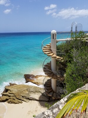 Plage, chaises longues, serviettes de plage