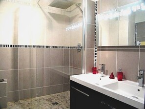 Douche, sèche-cheveux, serviettes fournies, savon