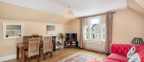 电视、壁炉、书、立体声音响