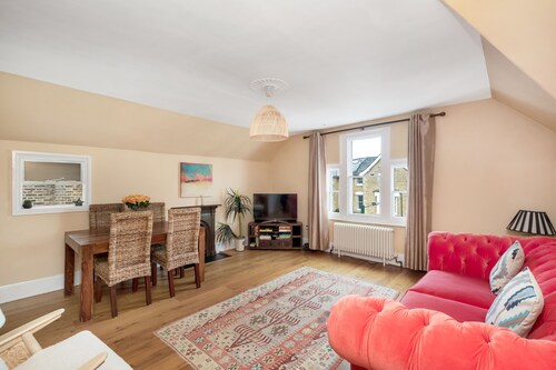 Lovely 2BR, Richmond Hill & Parking