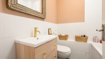 Combined shower/bathtub, hair dryer, towels, shampoo