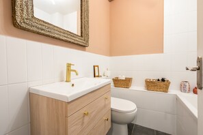 Combined shower/tub, hair dryer, towels, shampoo - Lovely 2BR, Richmond Hill & Parking (Richmond upon Thames)
