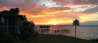 Waterfront Home met Pier op Albemarle Beach