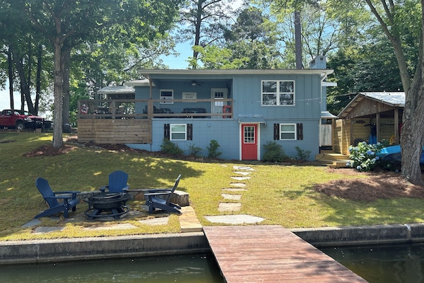 Fabulous firepit right on the water.