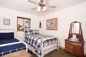 2 bedrooms, desk, iron/ironing board, WiFi