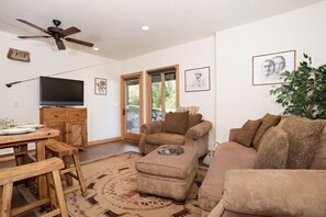 Een televisie en boeken