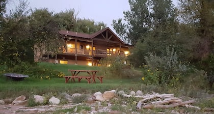 Relajante al borde del río Apt. Con Pesca Privada y Acceso a Botes! ¡Locacion central!