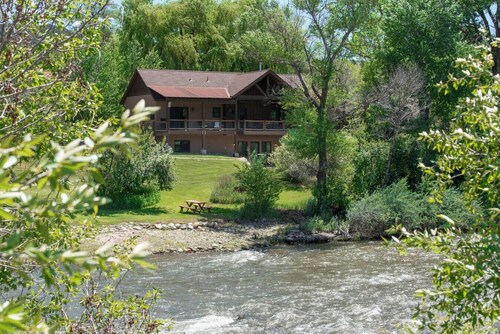 Rivers` Edge Condo w/ Private Beach, 33 mi 2 Aspen