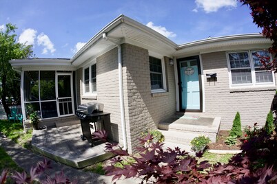 Breezy, Quaint, and Dog- Friendly North End duplex. 