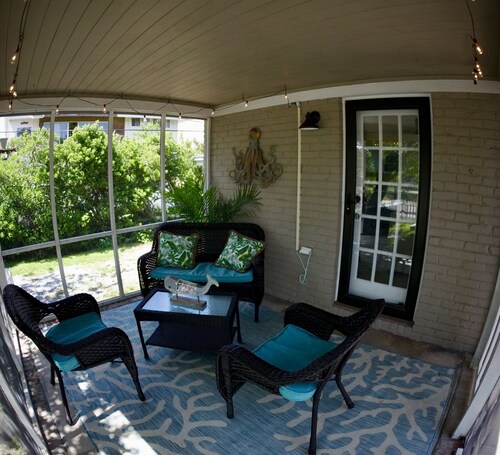 Breezy, Quaint, and Dog- Friendly North End duplex. 