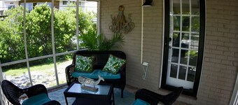 Breezy, Quaint, and Dog- Friendly North End duplex. 