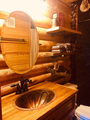 Regadera, secadora de cabello, toallas, papel de baño 