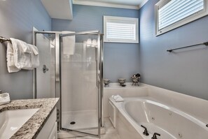 Bathtub, hair dryer, towels, soap - Bird of Paradise, see the # of 5-stars-Just steps from Beach (Miramar Beach)
