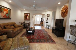 Smart TV, DVD player, books, music library - June-July Special Discount Offer: Golf-Front Home, Solar Pool, Free Cart & WiFi (The Villages)