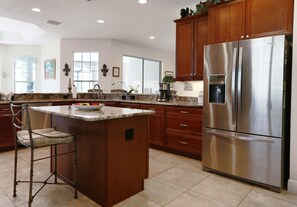 ثلاجة، ميكروويف، فرن، موقد طهي مسطح