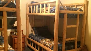 4 bedrooms, iron/ironing board, WiFi, bed sheets